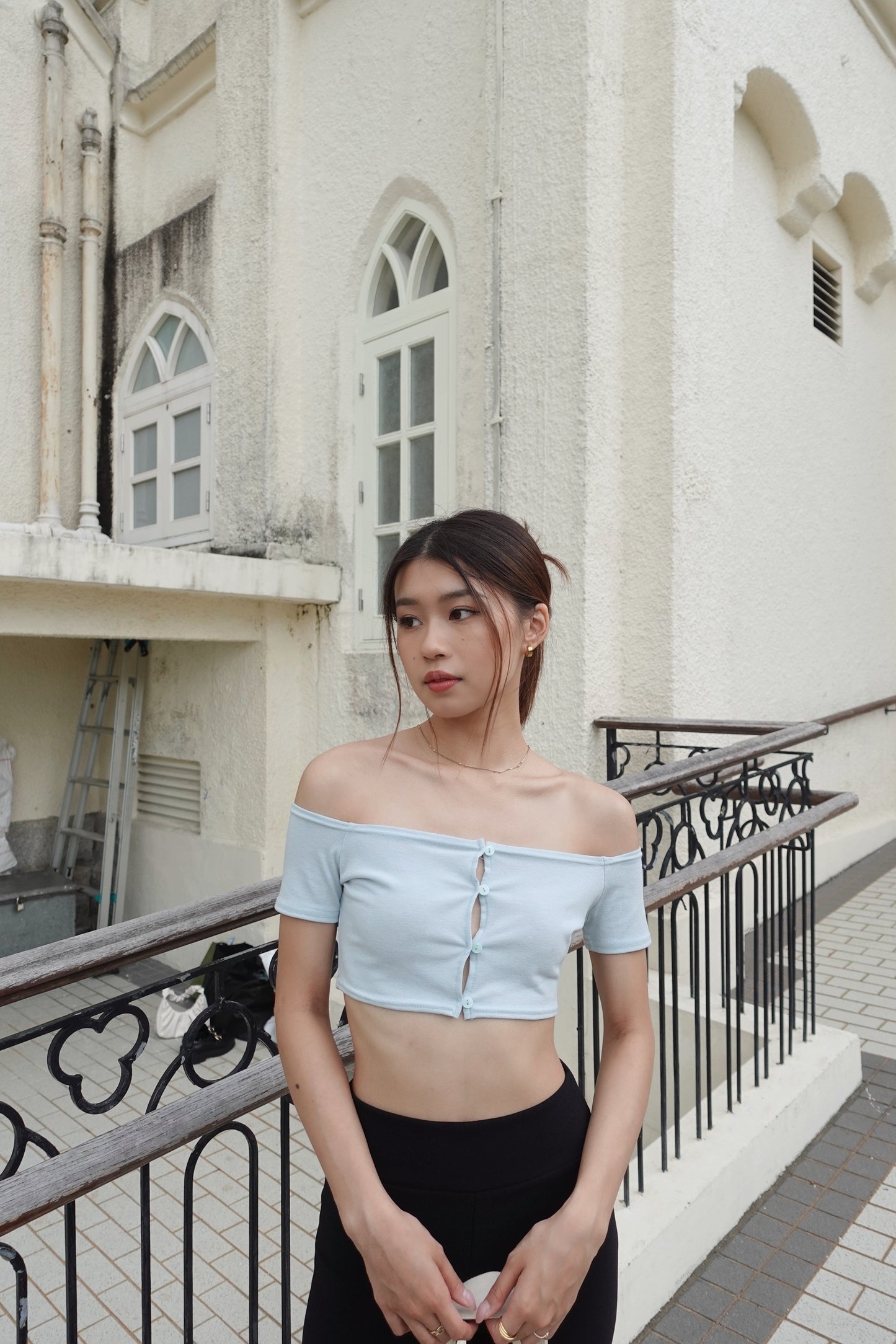 Button off shoulder crop top (2 colors)